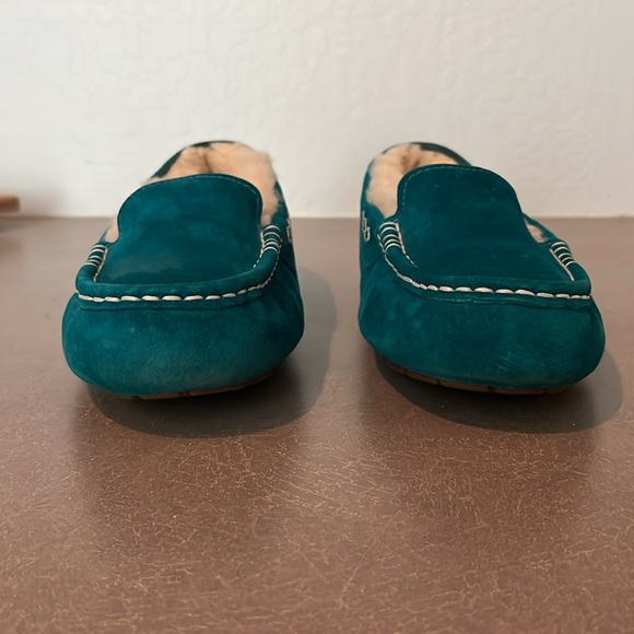 Ugg slippers size 7 - Picture 10 of 15